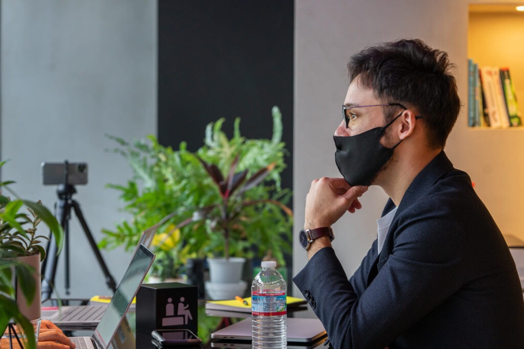 ホテル併設型コワーキングスペース.andwork渋谷 4階でインタビューを受けるレネ氏