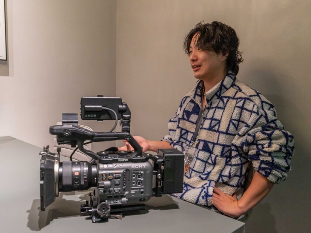 仕事終わりにインタビューを受けてくださいました!